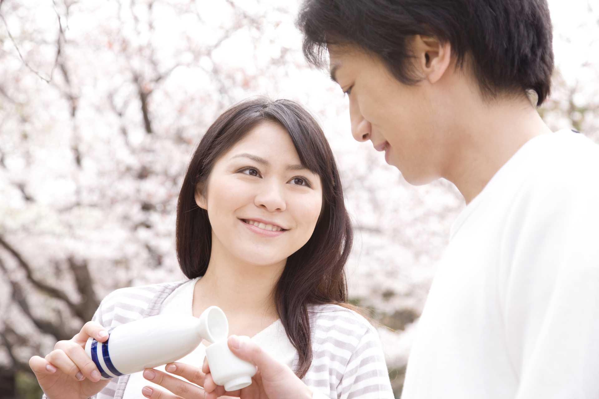 お酌をするなら できるだけ女性のほうがおすすめ 飲み会が苦手な人が酒を楽しむ30の方法 Happy Lifestyle