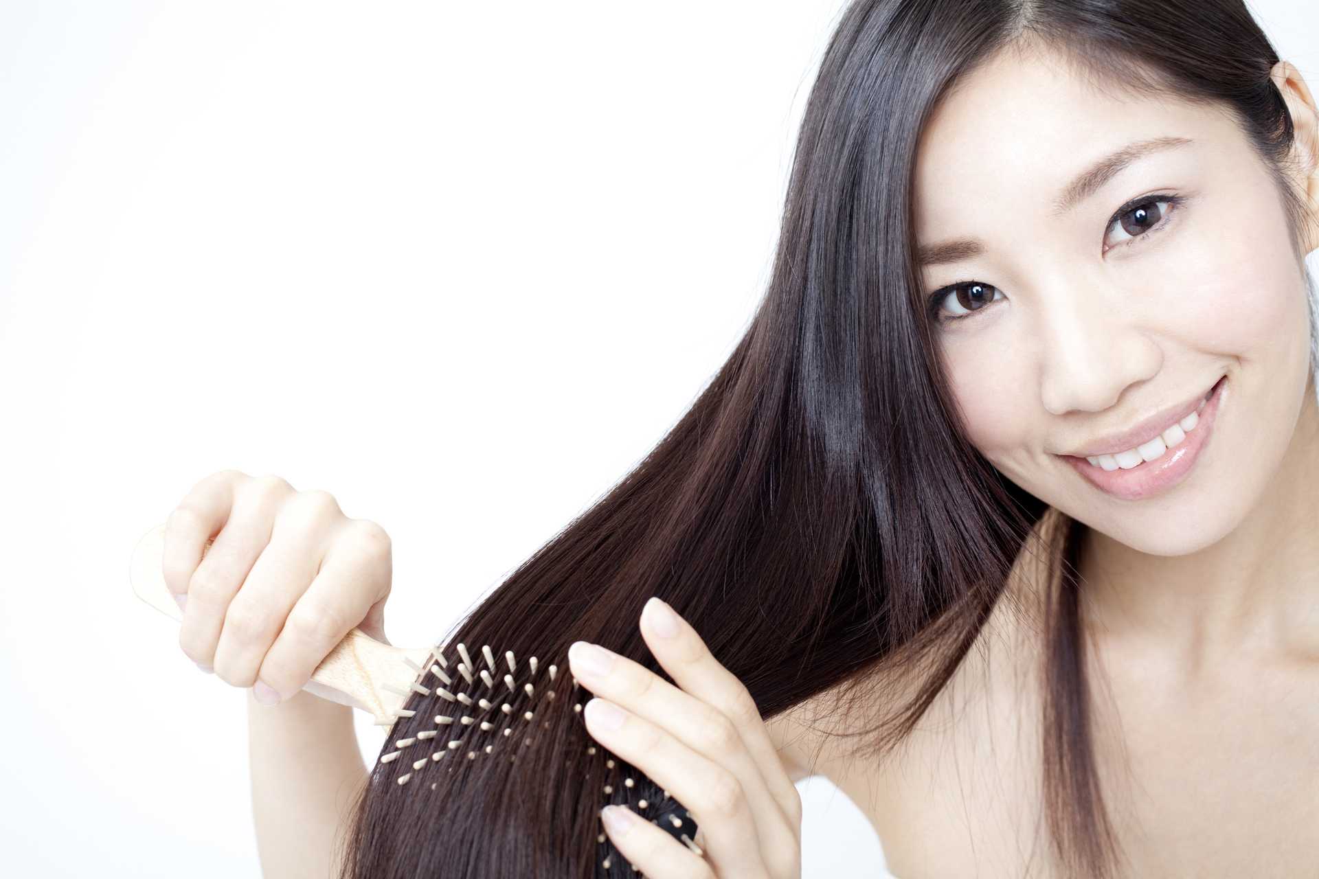 濡れた髪をくしでとかすから 髪がぱさぱさになる スキンケアに必要な30の美容知識 Happy Lifestyle