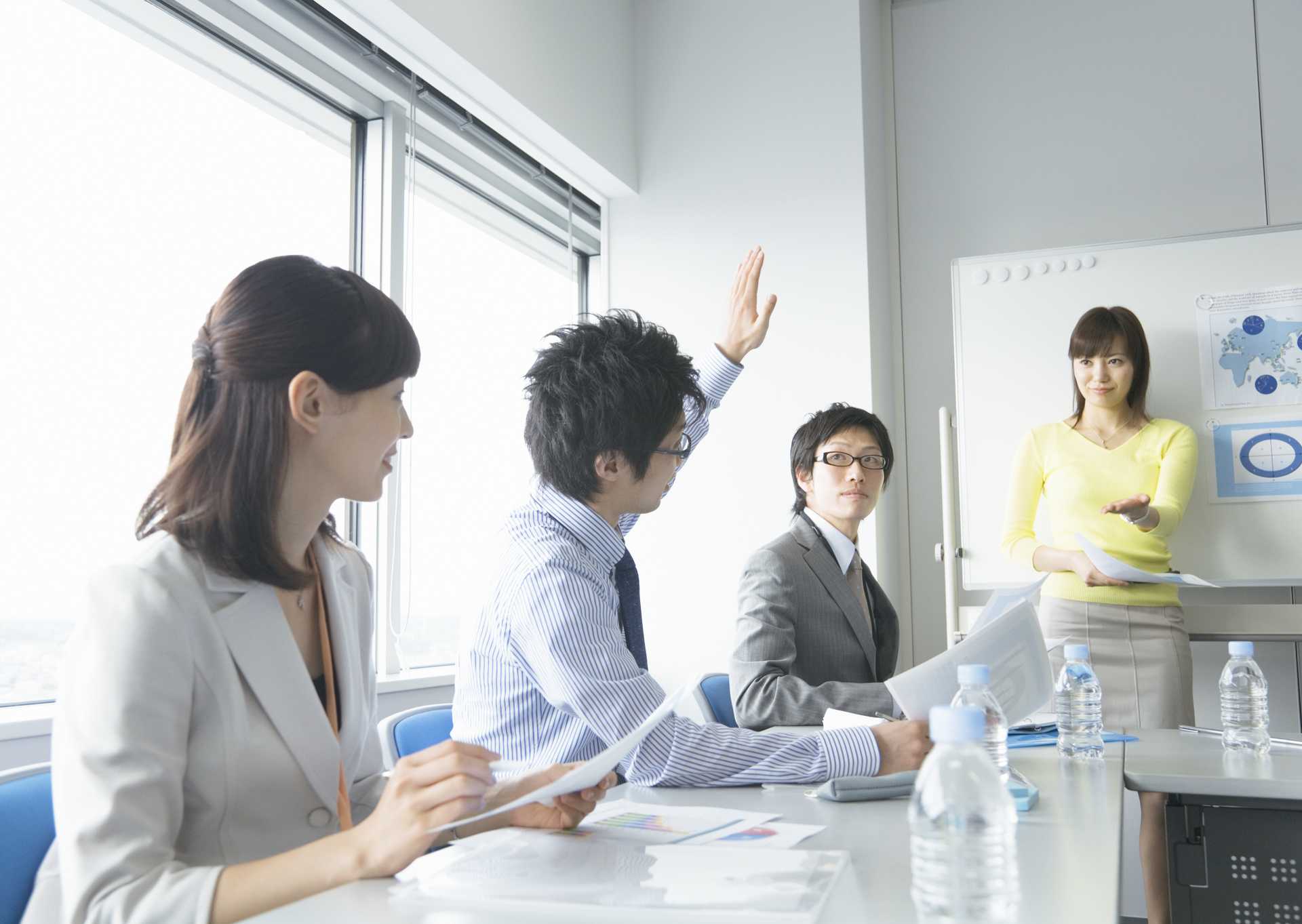 人生は、学校の授業と同じ。真っ先に手を挙げた人ほど、当ててもらいやすくなる。 人生に疲れたときの30の言葉