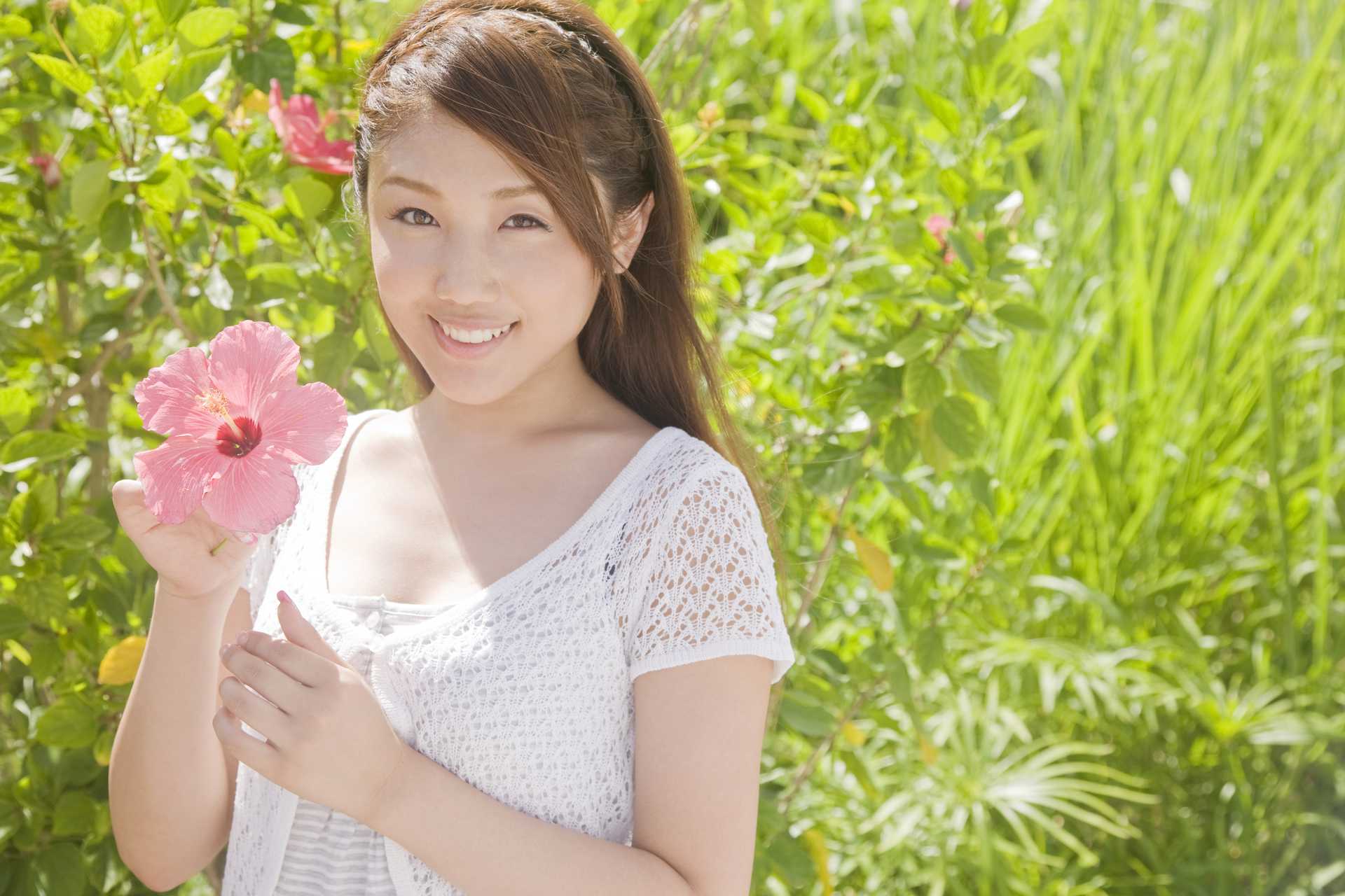 道端の草花は、あなたを癒すために、今日も頑張って咲いている。 | 幸せな気分になる30の方法