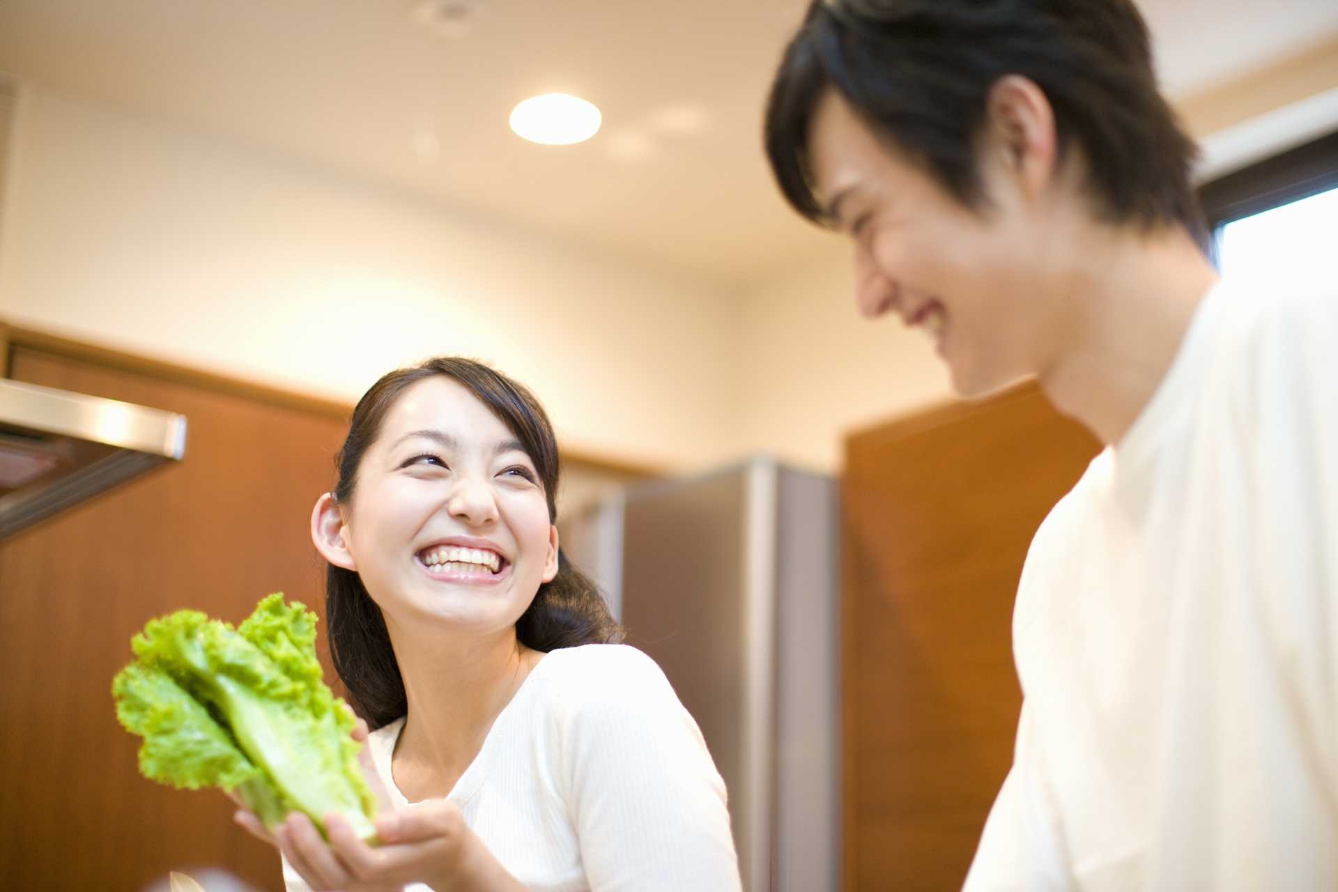 すべてを一人で抱え込まない。2人で協力するから夫婦。 新婚夫婦が心がけたい30の心得 HAPPY LIFESTYLE