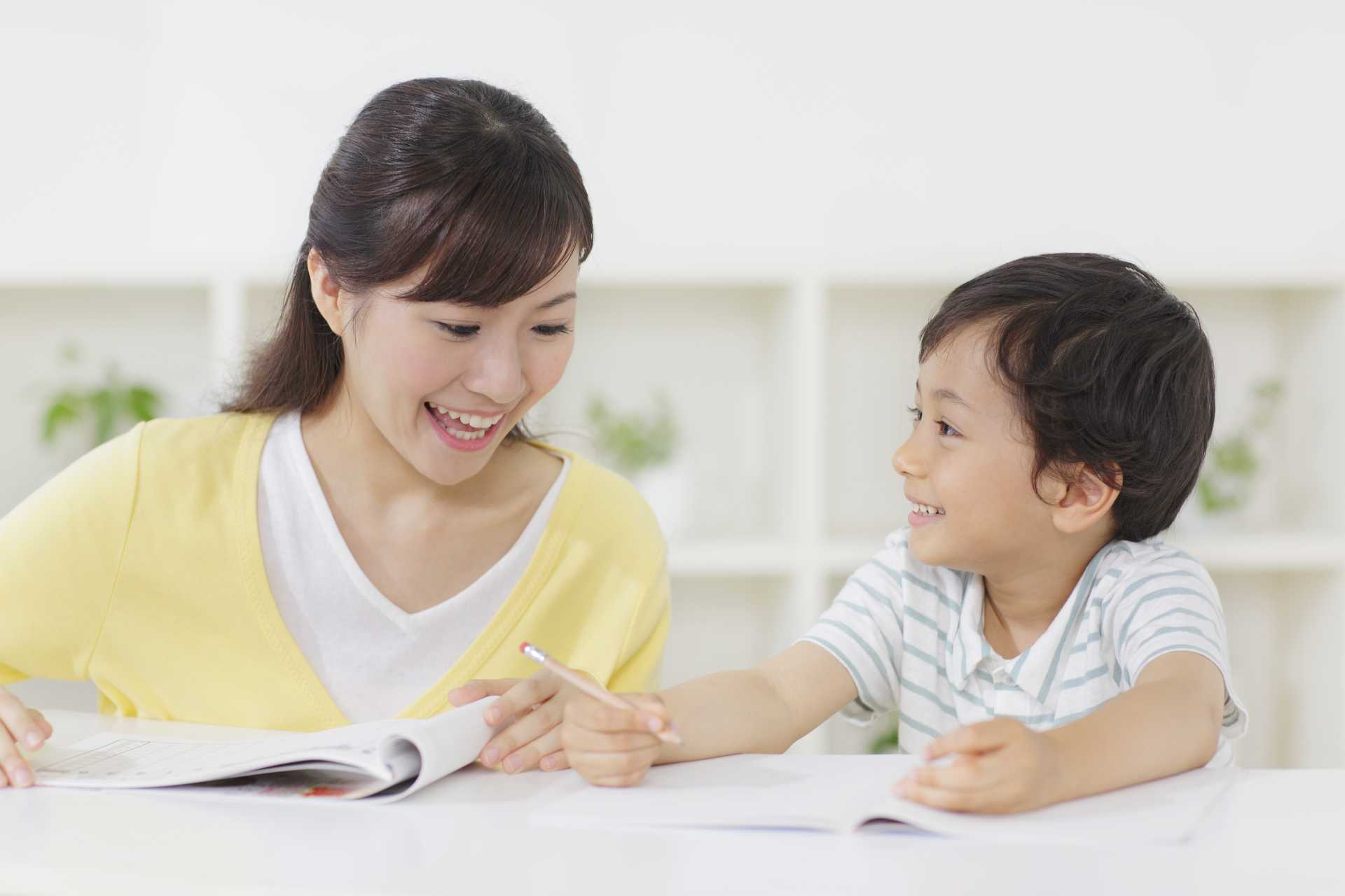 親が勉強していると、子供も勉強したくなる。 子育て上手な親になる30の方法 Happylifestyle 0454