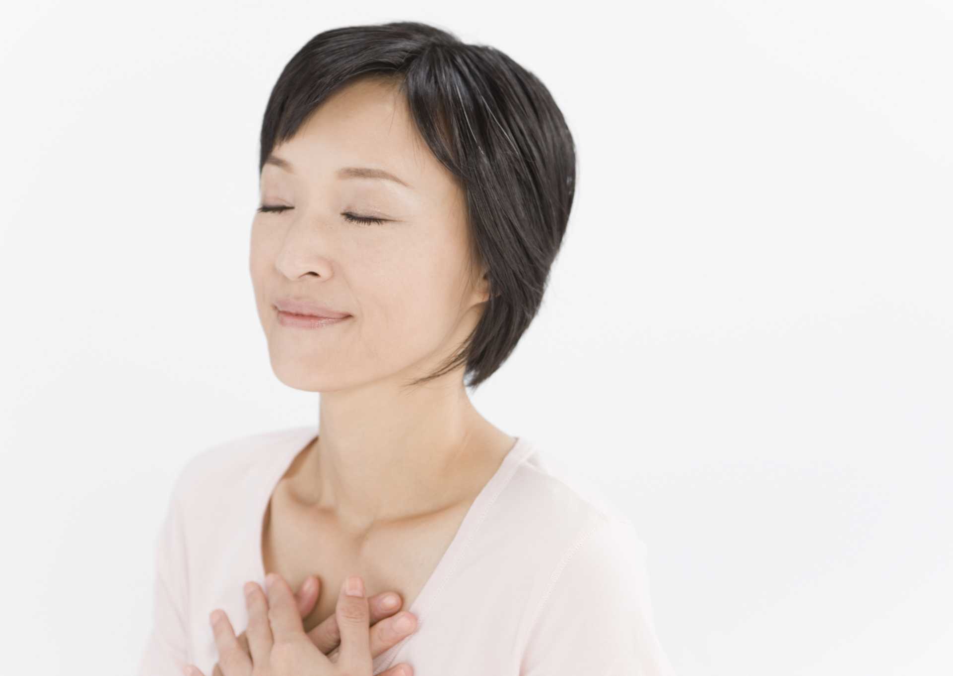 胸に手を当てながら深呼吸をするだけで 心は落ち着く 心を落ち着かせる30の方法 Happy Lifestyle
