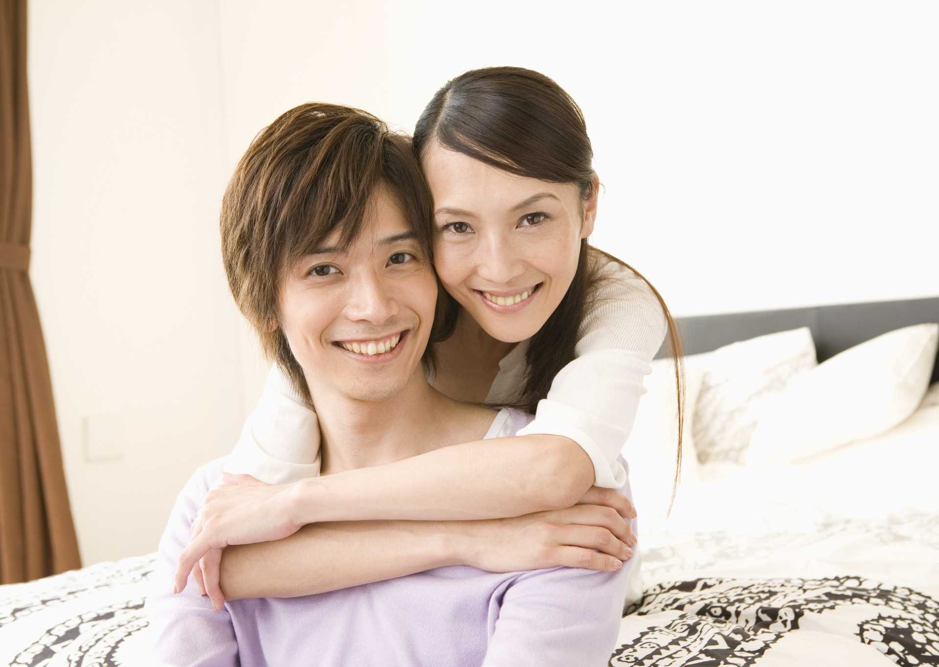 信頼できる人とのスキンシップには、心に癒しと安らぎを与える効果がある。 緊張をほぐす30の方法 HAPPY