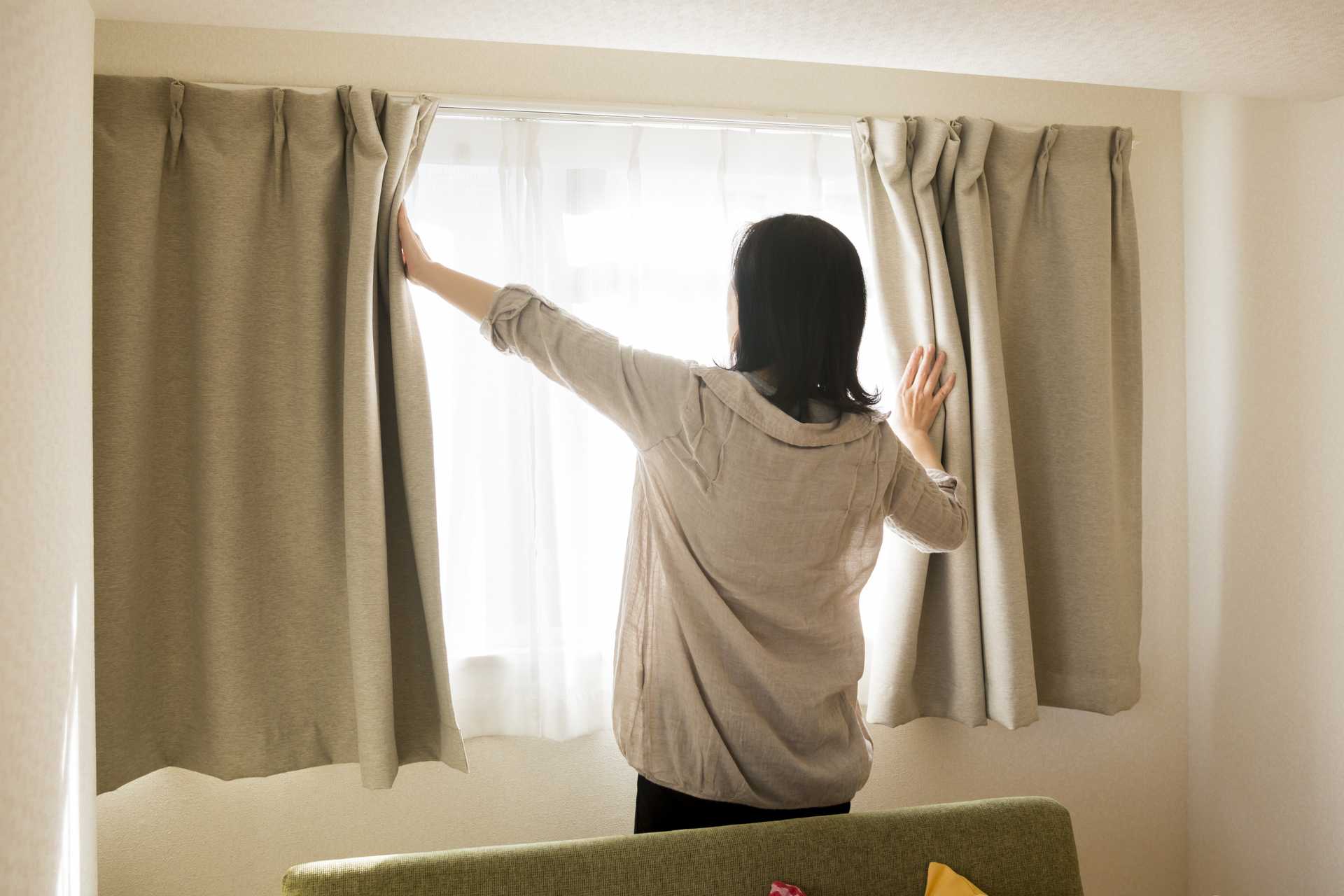 明るい1日は、カーテンを開けることから始まる。 同棲の幸せと魅力に気づく30の言葉 HAPPY LIFESTYLE