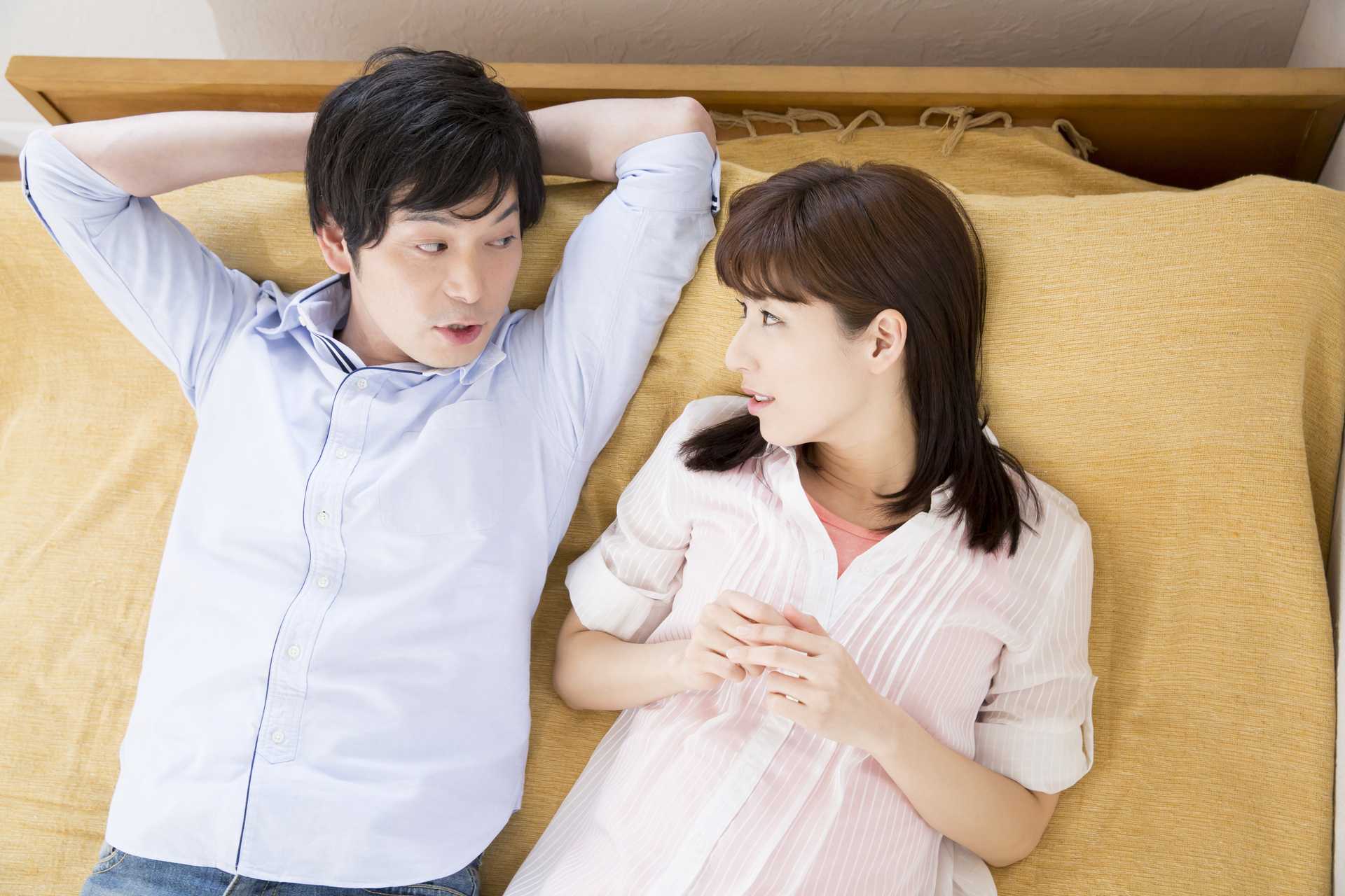喧嘩でひびが入ったとしても、一緒に寝れば、修復も早くなる。 夫婦喧嘩で仲直りをする30の方法 HAPPY