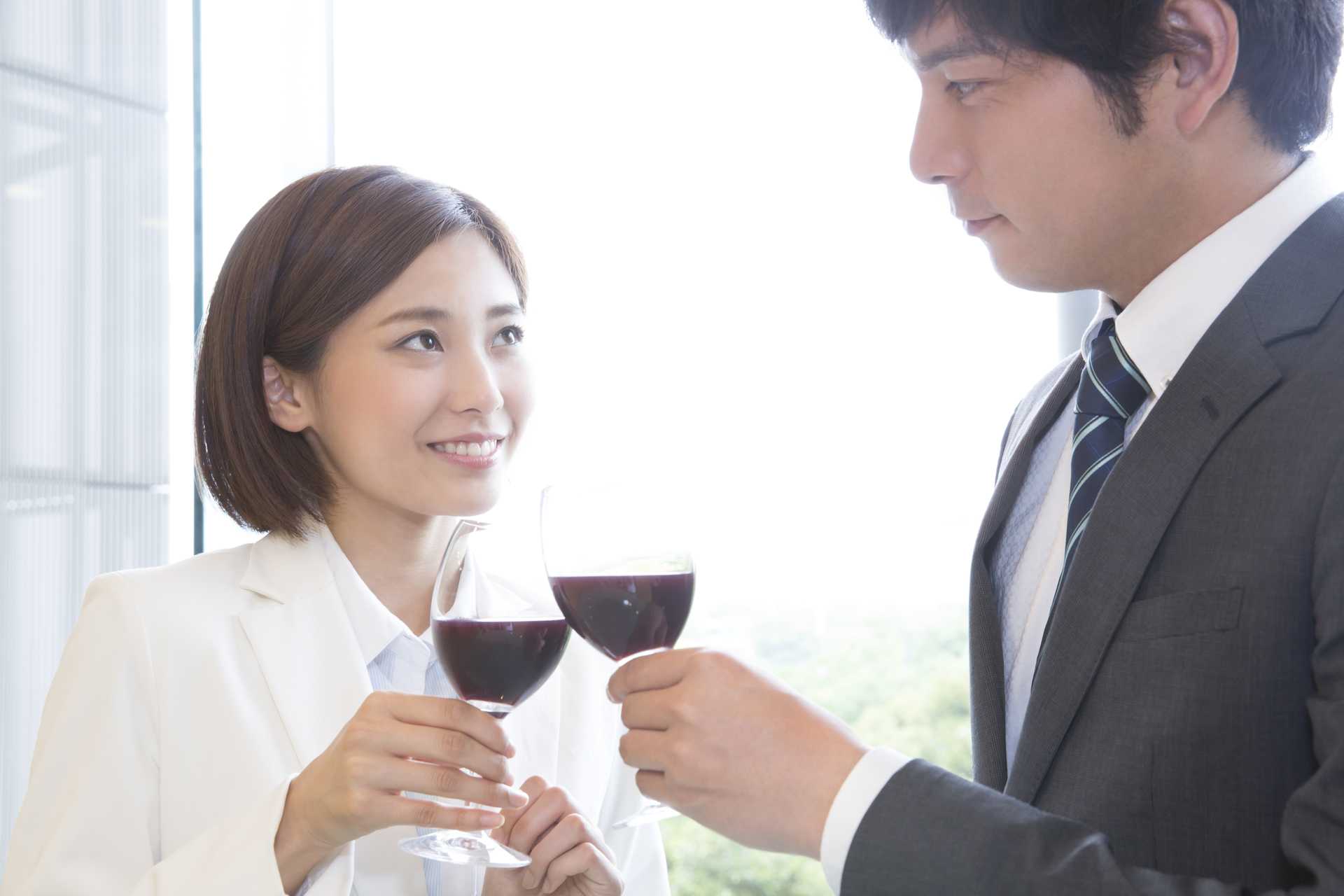 ほのめかす口説きは、相手を不安にさせてしまう。 | スマートに女性を口説く30の方法 | HAPPY LIFESTYLE