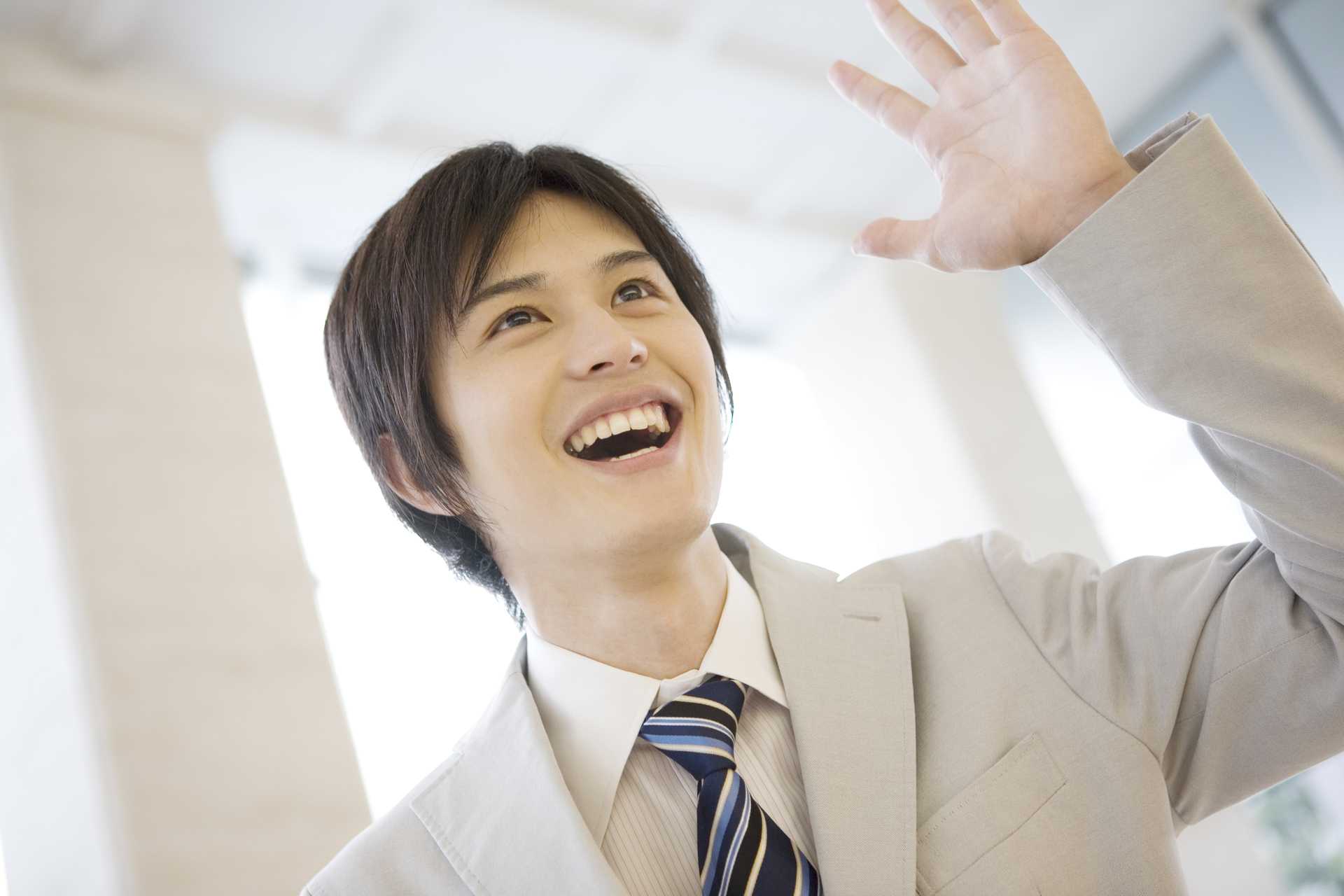 挨拶をされたとき、無言のまま、笑顔や会釈の返事が癖になっている人は要注意。 幸せを呼ぶ30の言葉 HAPPY