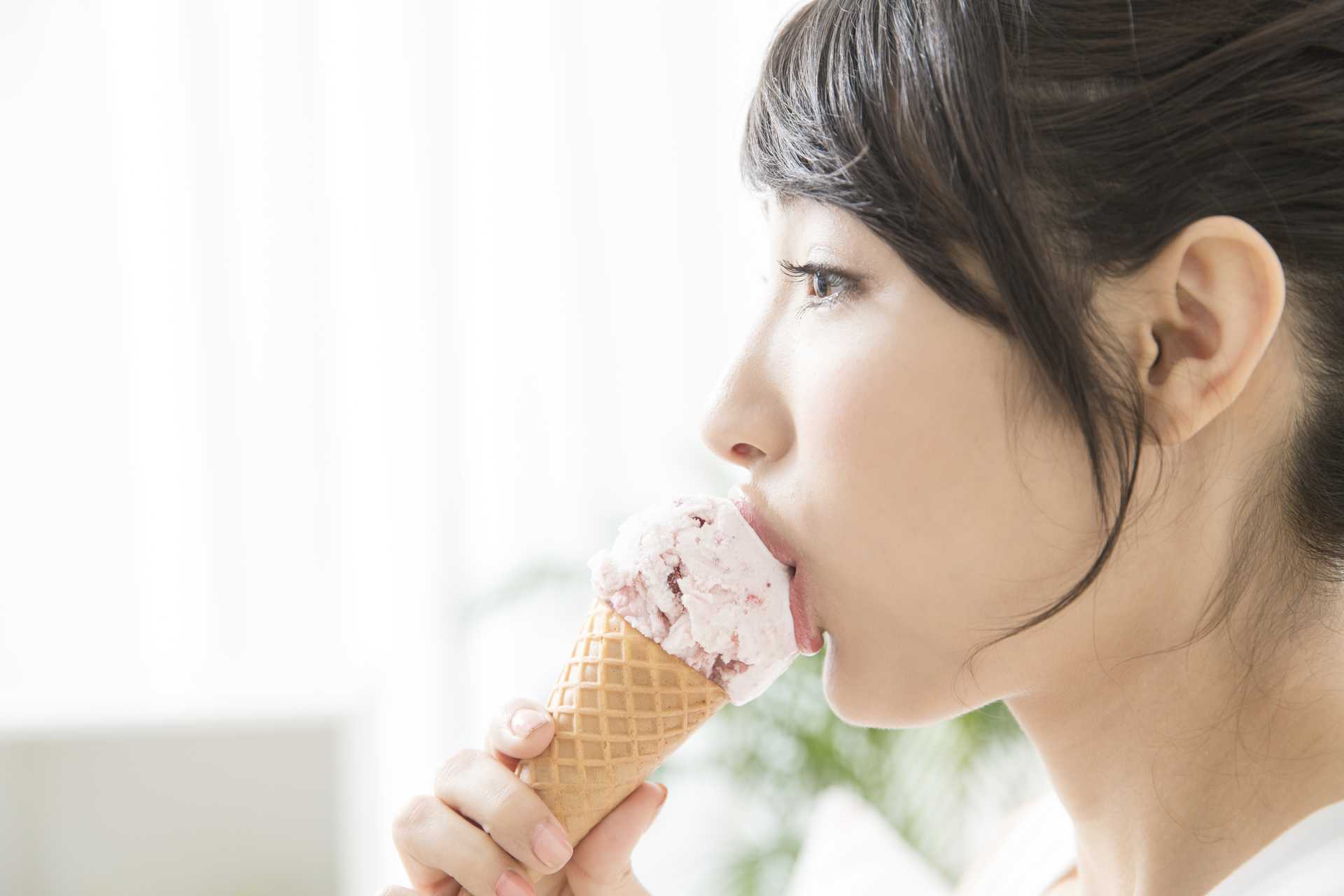 暑い日に食べるアイスクリームは格別。寒い日に食べるアイスクリームも格別。 ユニークな視点で人生を楽しむ30の言葉 HAPPY LIFESTYLE