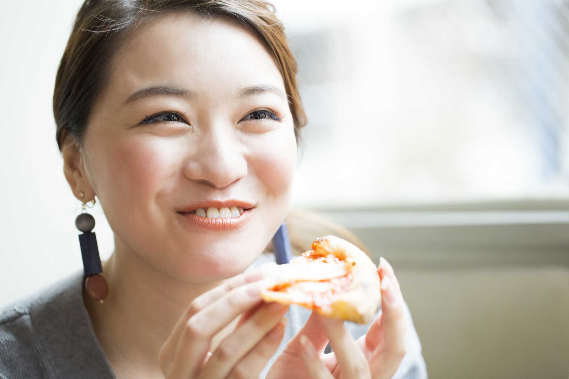 美味し そう に 食べる 人