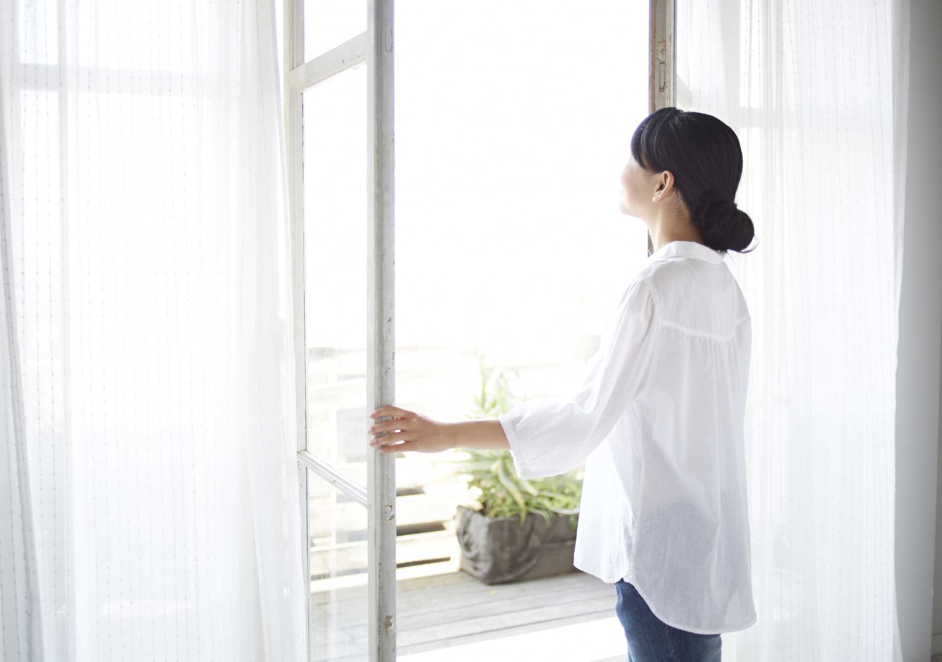 起きたらすぐ、窓を開けよう。気持ちのいい朝は、新鮮な酸素が必要。 | 早寝早起きの生活で人生を変える30の方法