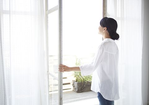 窓を開けて空気を入れ替えると、気分も入れ替わる。 | 気分転換がうまくなる30の方法