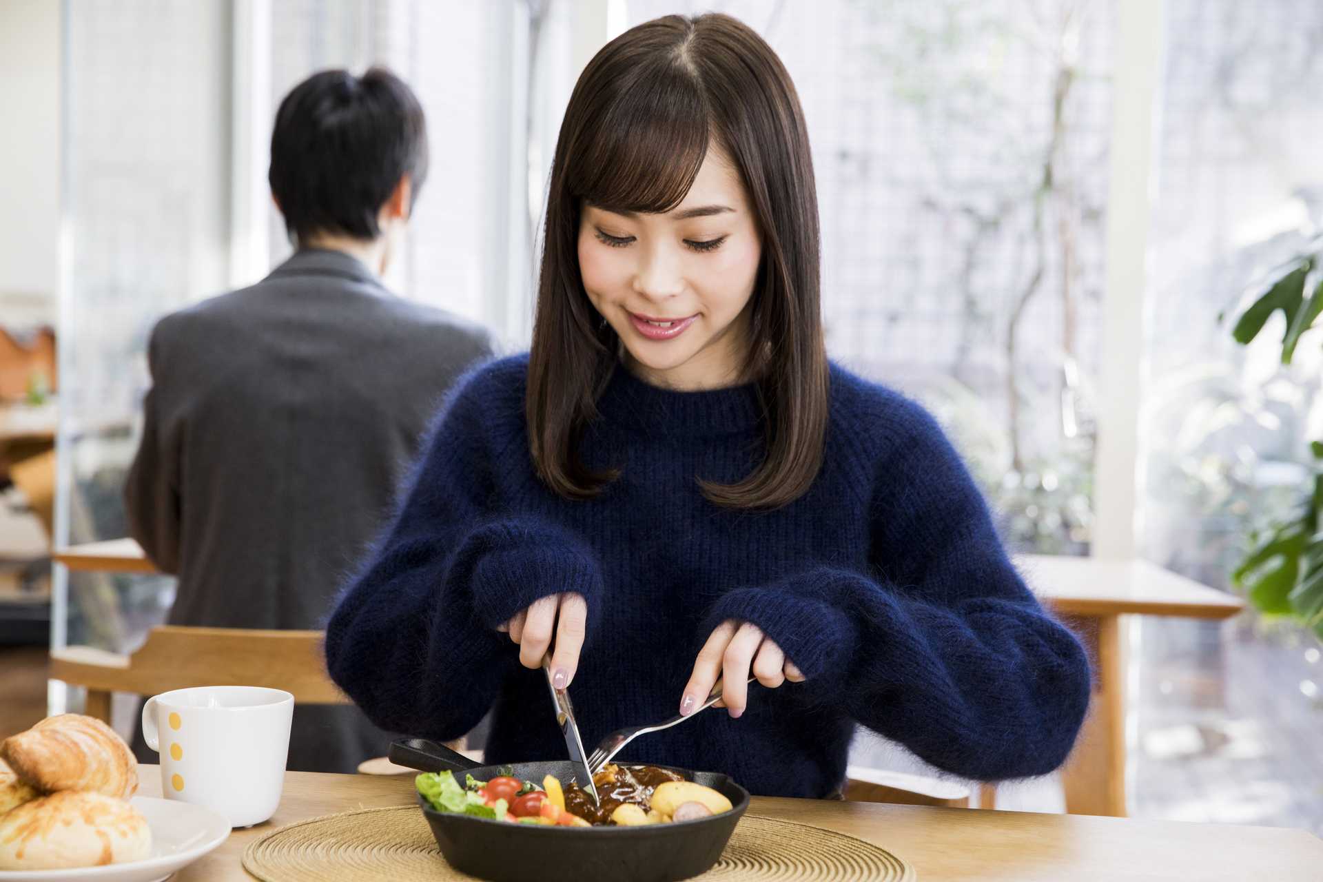 食事の際は 音を立てないこと ビジネスパーソンのための30の食事マナー Happy Lifestyle