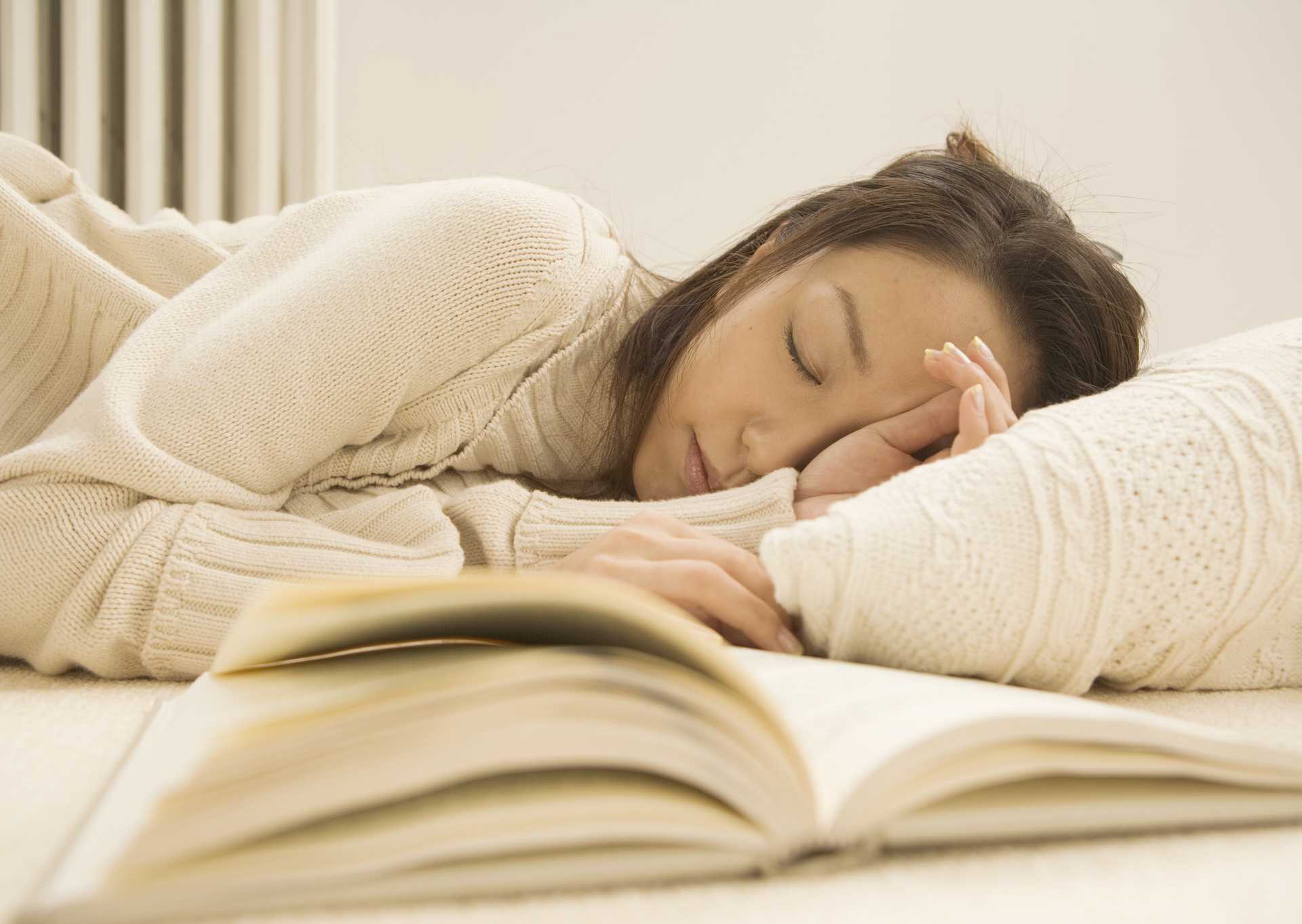 眠くなるような難しい本を、睡眠薬として利用する。 安眠・快眠の30のシンプルな方法 HappyLifeStyle 眠くなるような難しい本を、睡眠薬として利用する。 安眠・快眠の30のシンプルな方法 HappyLifeStyle
