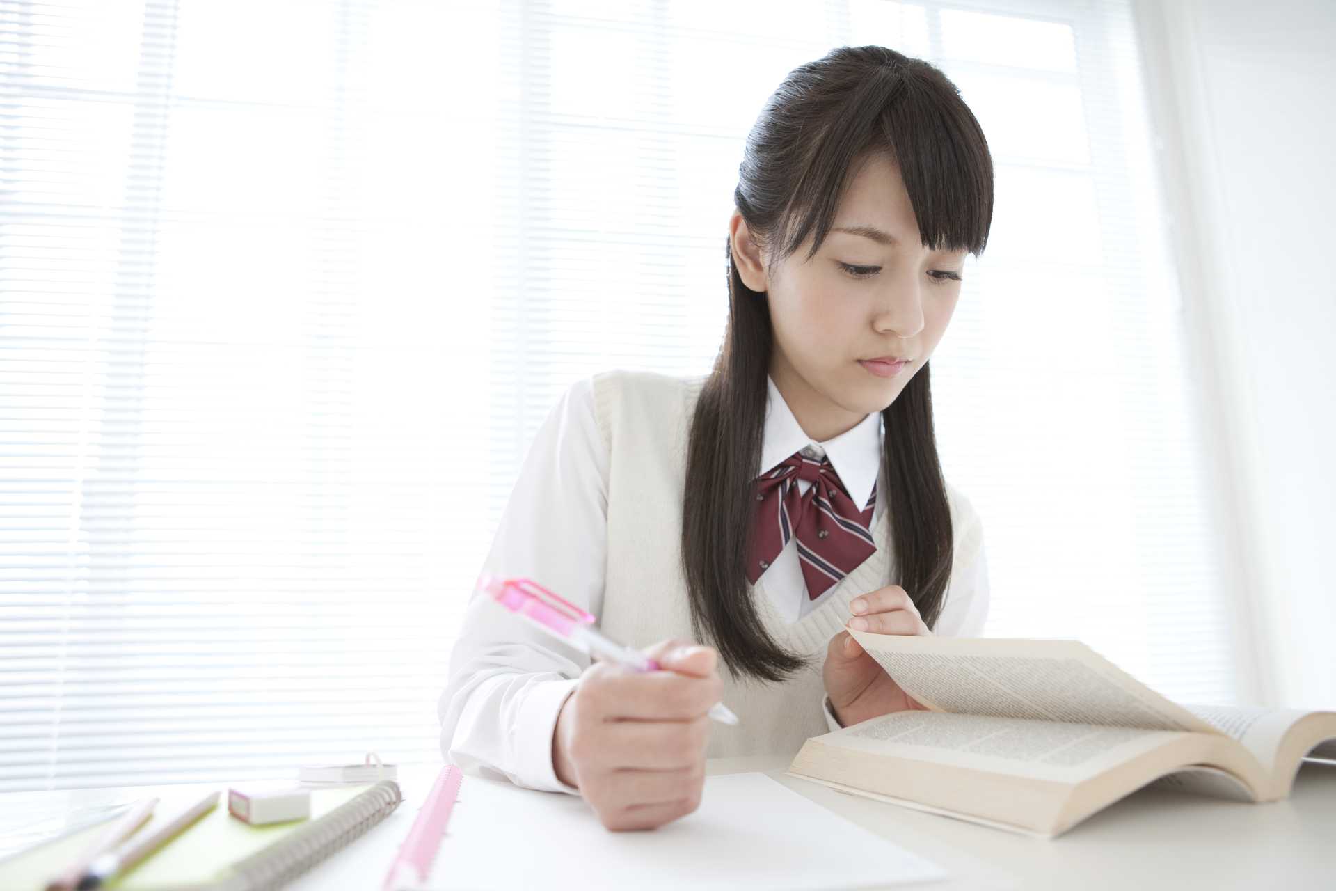 明るい部屋で勉強するとき、必ず部屋は明るくする。 受験生の時間とスケジュール管理術 HAPPY LIFESTYLE