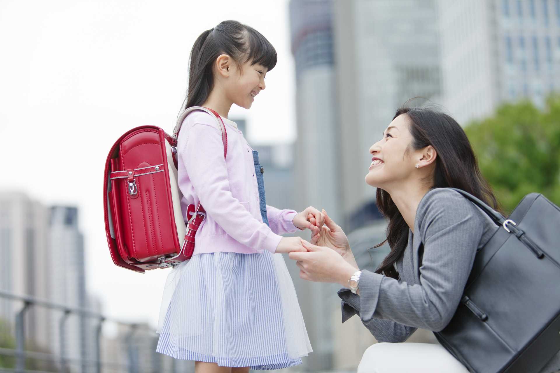 子供と話をするときには 大人が子供の目線に合わせて話をする 幼児がすくすく育つ30の教育方法 1歳 6歳 Happy Lifestyle