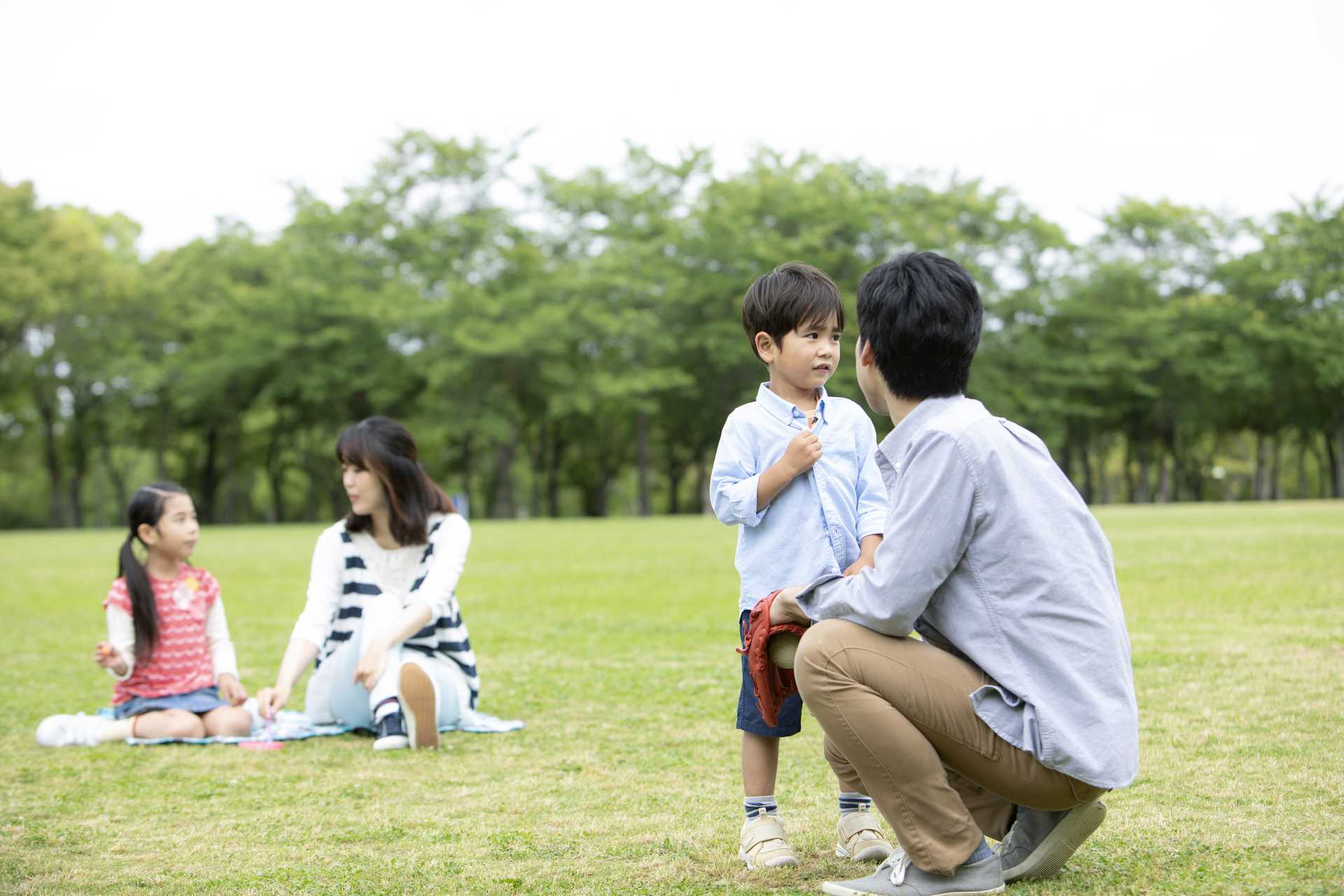 しゃがんで目線を子どもに合わせると 訴える力が強くなる 子どもを上手に叱る30の方法 Happy Lifestyle