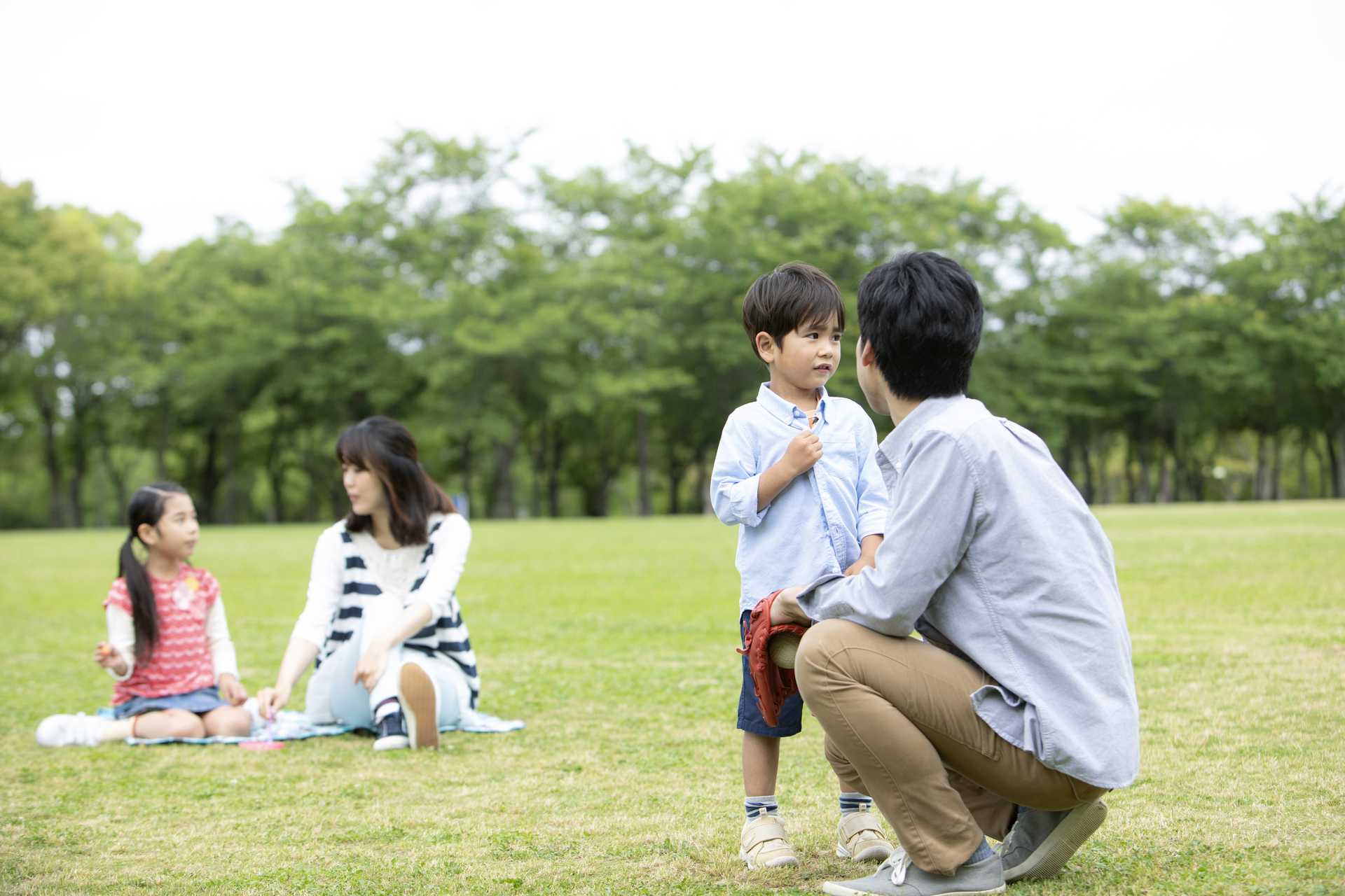 しゃがんで目線を子供に合わせると 訴える力が強くなる 子供を上手に叱る30の方法 Happy Lifestyle