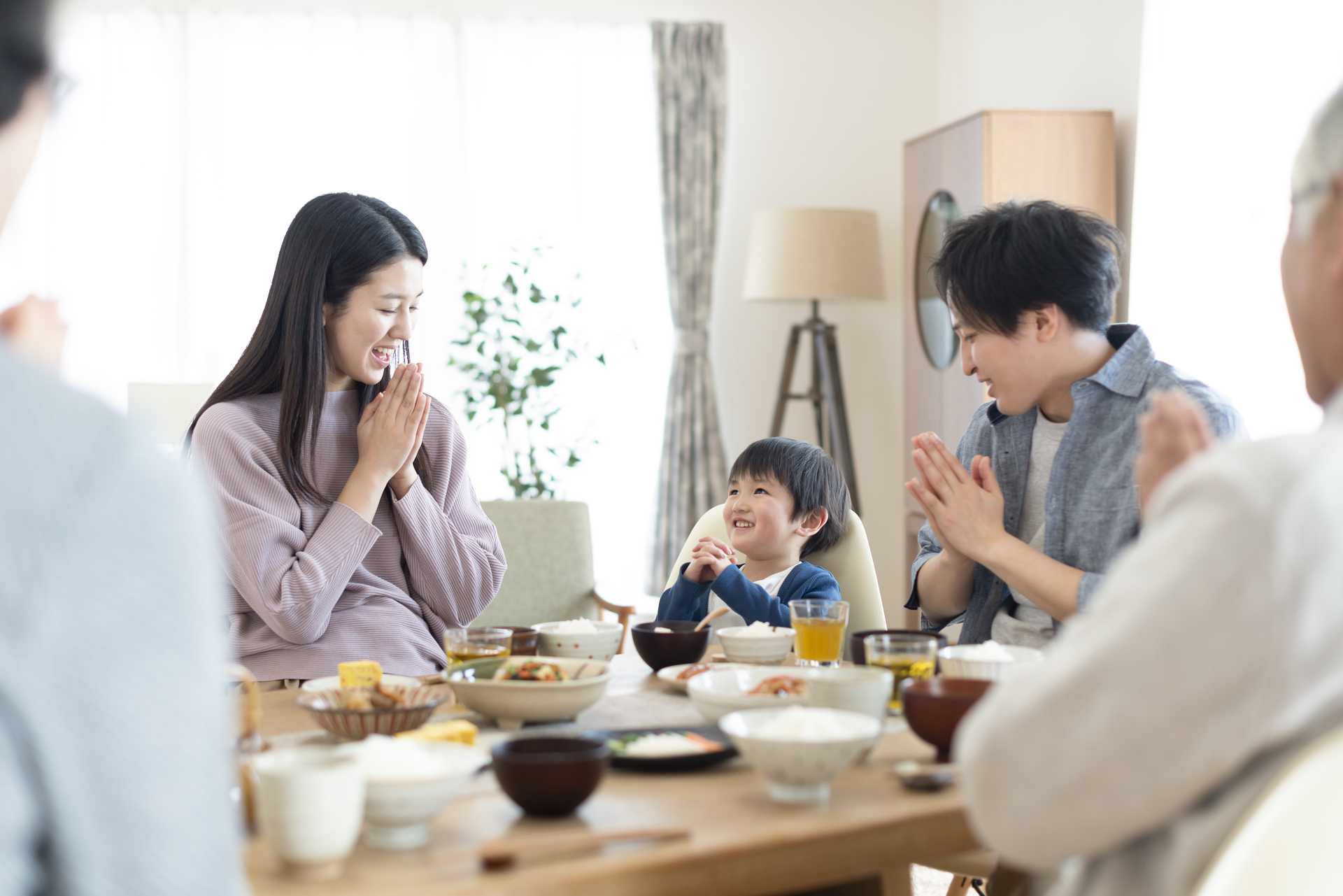 そもそも礼儀や行儀は「頭」で覚えるのではなく「体」で覚えるもの。 | 子どもに礼儀と行儀をしつける30の方法 | HAPPY LIFESTYLE