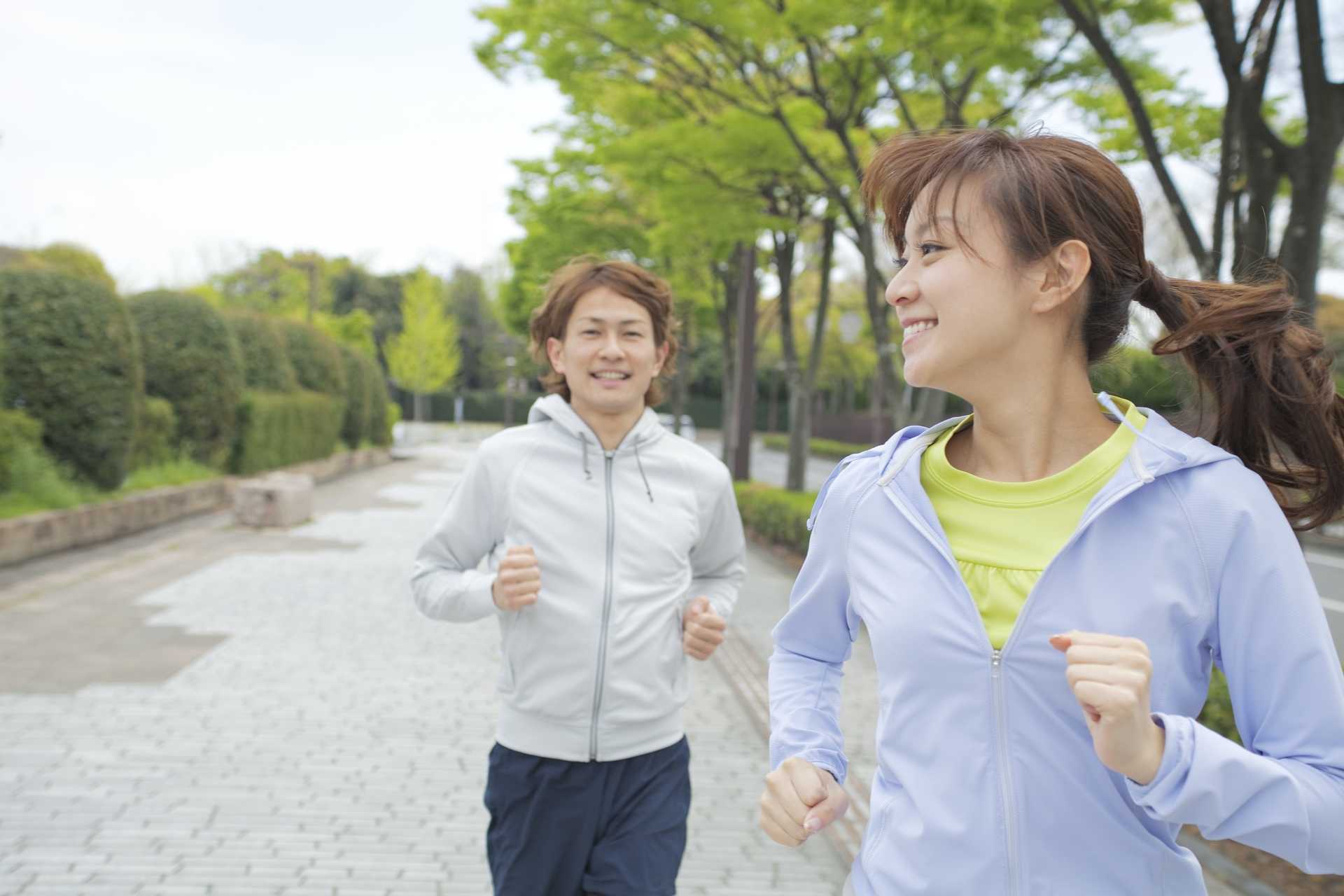 後ろ向き歩きで歩いて、体のバランスを整える。 | 脳を刺激する30の歩き方