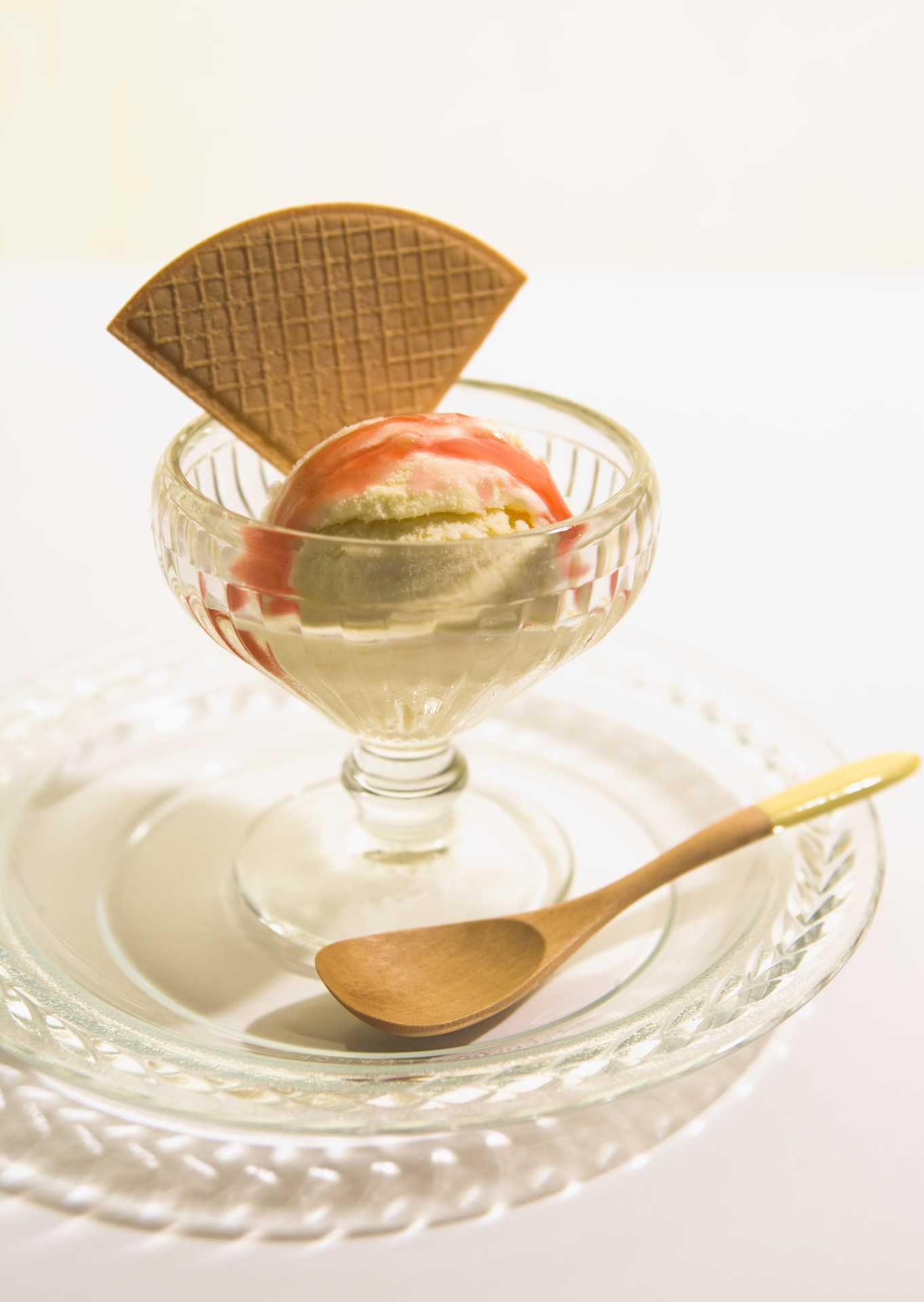 アイスクリームやシャーベットに添えられているお菓子には 重要な意味がある デザートとコーヒーの30のテーブルマナー Happy Lifestyle
