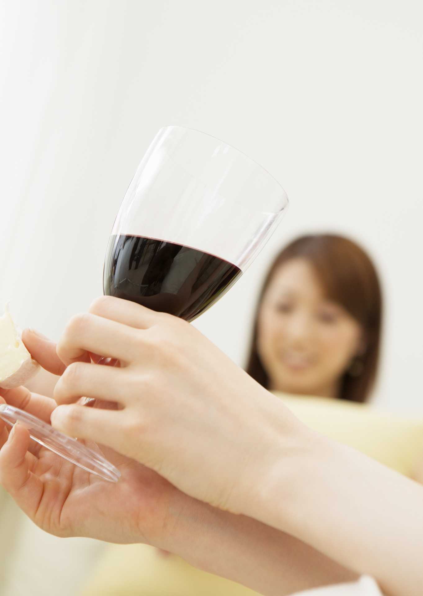 なぜワイングラスは 左回りに回すのか レストランで心がける30のワインマナー Happy Lifestyle