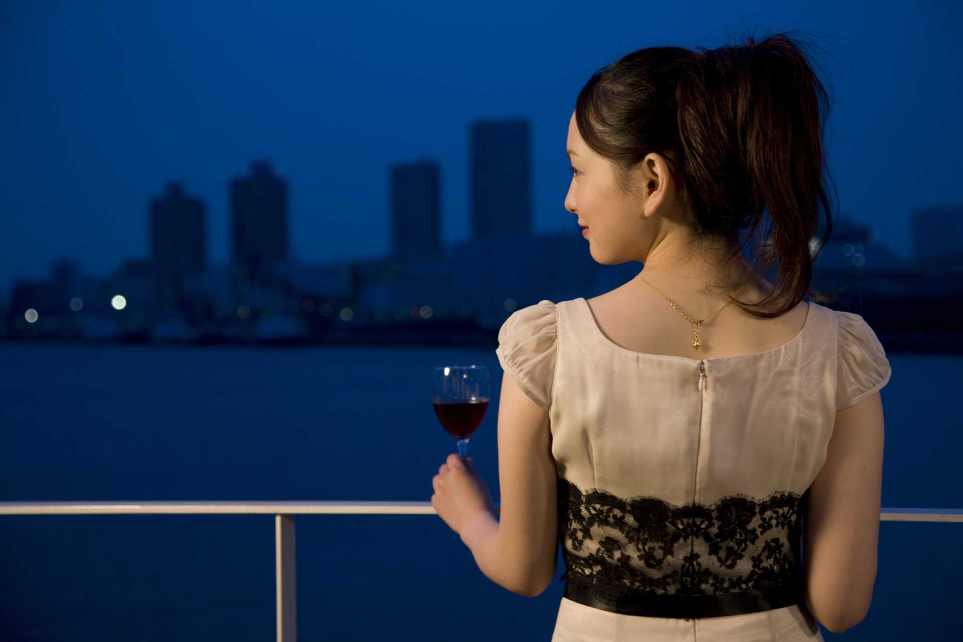 話が合わない人と、無理に話し続ける必要はない。 立食パーティーの30のマナー HAPPY LIFESTYLE