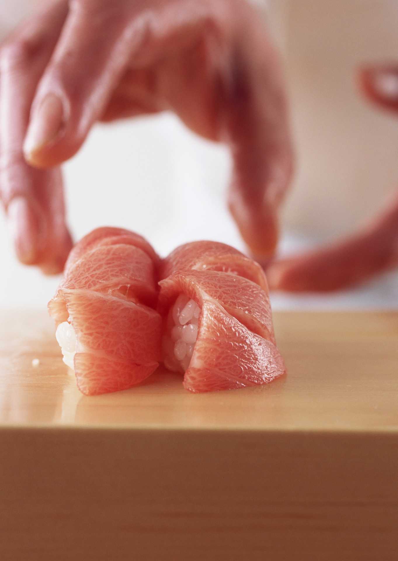 高級握り寿司は、話のネタにもなる。 | 握り寿司の30の食事マナー | HappyLifeStyle