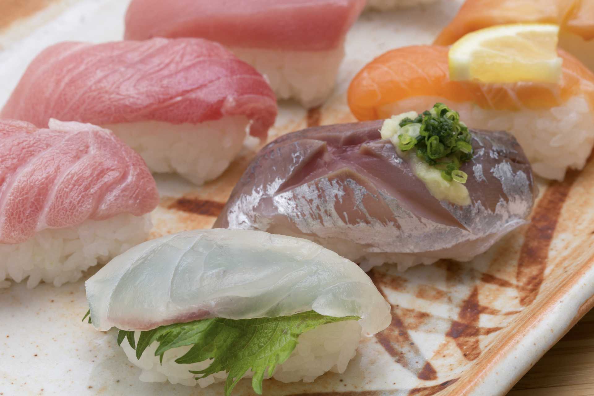 握り寿司の30の食事マナー握り寿司が一口で食べられない人の対処法。