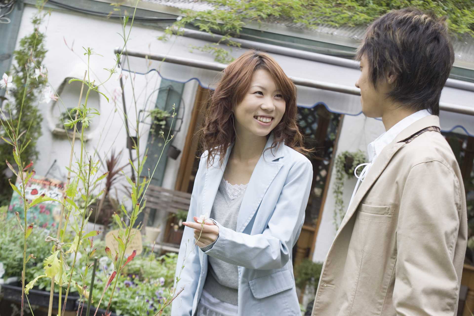 お店から出る瞬間、男性は女性から見られている。 彼女とのデートを成功させる30のポイント HAPPY